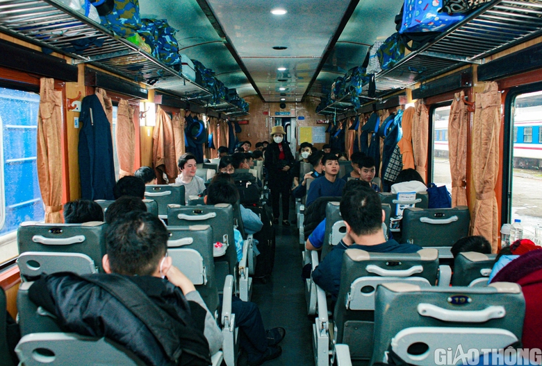 Người d&acirc;n bắt đầu rời Thủ đ&ocirc; theo t&agrave;u về qu&ecirc; ăn Tết- Ảnh 8.