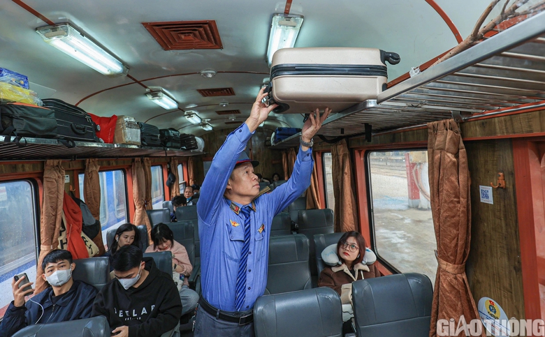 Người d&acirc;n bắt đầu rời Thủ đ&ocirc; theo t&agrave;u về qu&ecirc; ăn Tết- Ảnh 9.