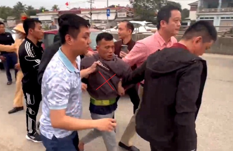 Đối tượng cầm dao cướp ngân hàng ở Nghệ An khai gì?- Ảnh 1. Đối tượng cầm dao cướp ngân hàng ở Nghệ An khai gì?- Ảnh 1.