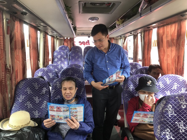 Tuy&ecirc;n truyền đảm bảo ATGT ở c&aacute;c bến xe dịp cao điểm tết Nguy&ecirc;n đ&aacute;n- Ảnh 3.