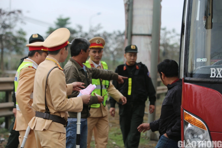 Nhiều xe kh&aacute;ch 