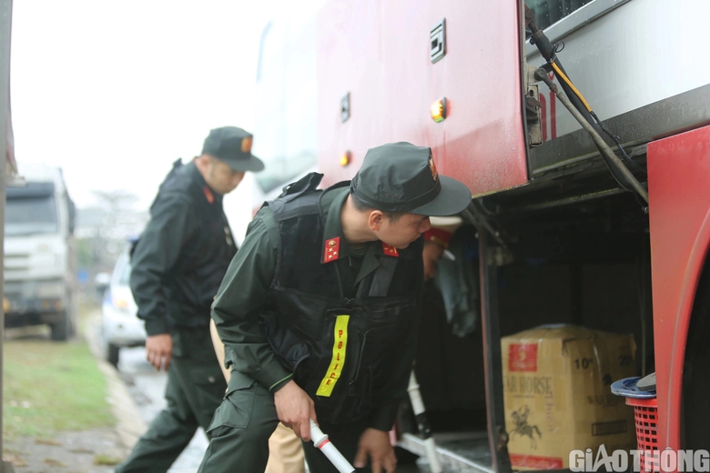 Nhiều xe kh&aacute;ch 