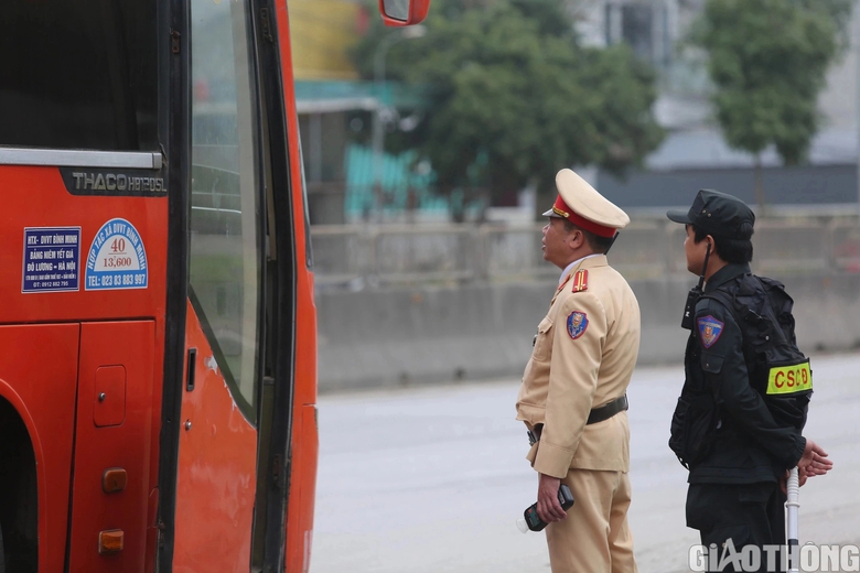 Nhiều xe kh&aacute;ch 