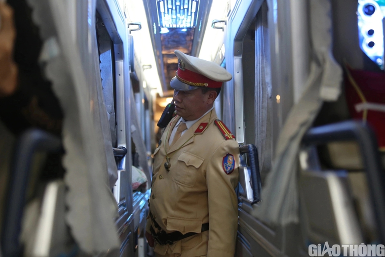 Nhiều xe kh&aacute;ch 