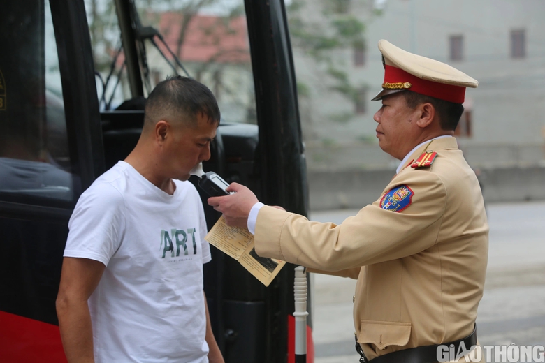 Nhiều xe kh&aacute;ch 