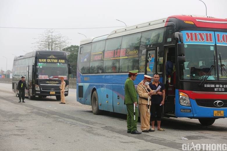 Nhiều xe kh&aacute;ch 