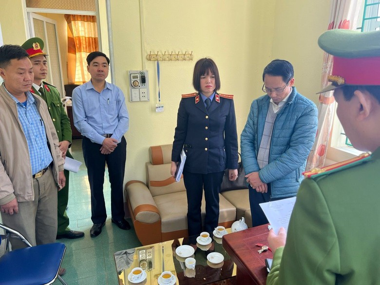 Bắt tạm giam một chủ tịch x&atilde; ở L&agrave;o Cai v&igrave; chi sai tiền dịch vụ m&ocirc;i trường rừng- Ảnh 1.