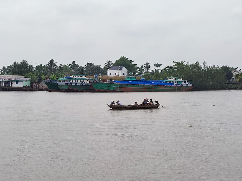 Ch&igrave;m ghe chở c&aacute;t tr&ecirc;n s&ocirc;ng Mang Th&iacute;t, 1 người đ&agrave;n &ocirc;ng mất t&iacute;ch- Ảnh 1.