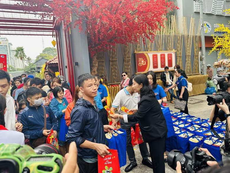 Ấm &aacute;p những chuyến xe nghĩa t&igrave;nh đưa c&ocirc;ng nh&acirc;n về qu&ecirc; đ&oacute;n Tết- Ảnh 1.