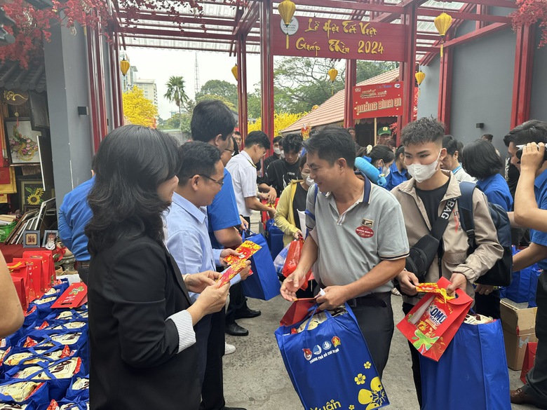 Ấm &aacute;p những chuyến xe nghĩa t&igrave;nh đưa c&ocirc;ng nh&acirc;n về qu&ecirc; đ&oacute;n Tết- Ảnh 3.