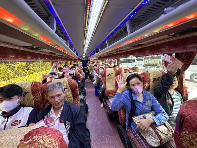 Ấm &aacute;p những chuyến xe nghĩa t&igrave;nh đưa c&ocirc;ng nh&acirc;n về qu&ecirc; đ&oacute;n Tết- Ảnh 9.