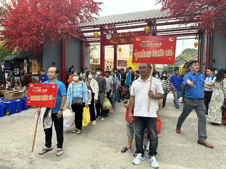 Ấm &aacute;p những chuyến xe nghĩa t&igrave;nh đưa c&ocirc;ng nh&acirc;n về qu&ecirc; đ&oacute;n Tết- Ảnh 4.