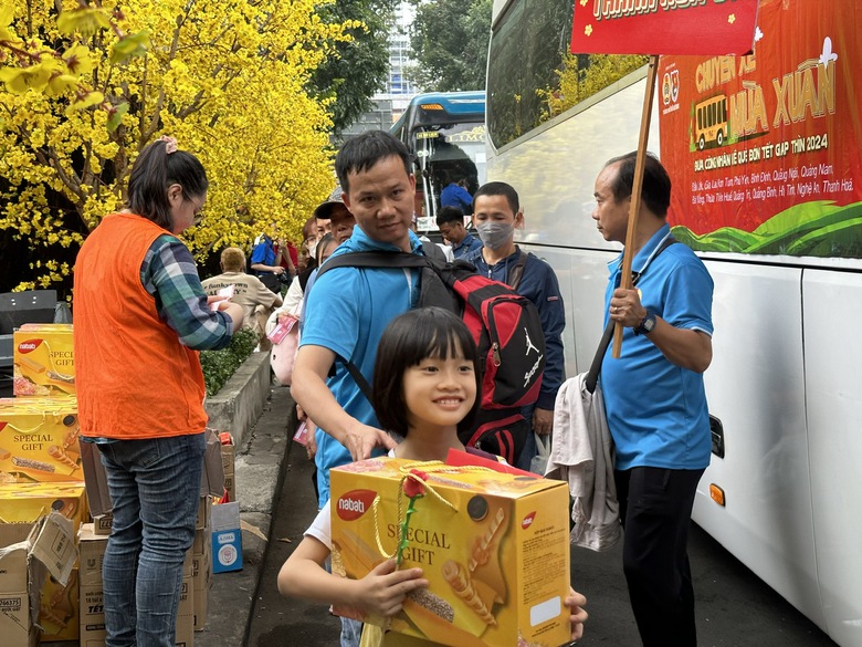 Ấm &aacute;p những chuyến xe nghĩa t&igrave;nh đưa c&ocirc;ng nh&acirc;n về qu&ecirc; đ&oacute;n Tết- Ảnh 6.