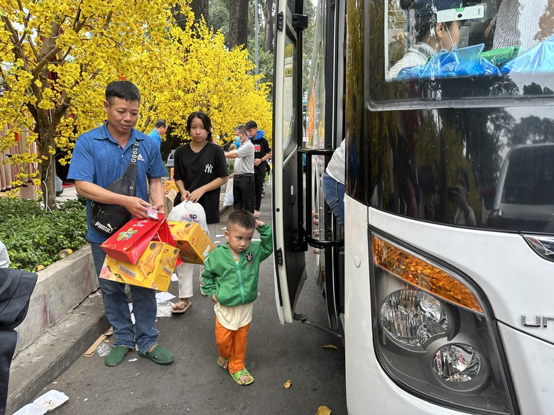 Ấm &aacute;p những chuyến xe nghĩa t&igrave;nh đưa c&ocirc;ng nh&acirc;n về qu&ecirc; đ&oacute;n Tết- Ảnh 7.