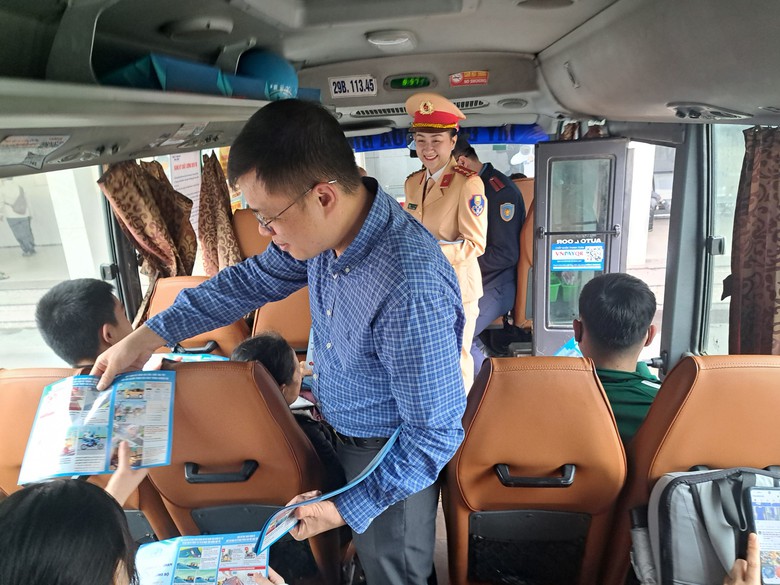 Tuy&ecirc;n truyền đảm bảo ATGT ở c&aacute;c bến xe dịp cao điểm tết Nguy&ecirc;n đ&aacute;n- Ảnh 2.