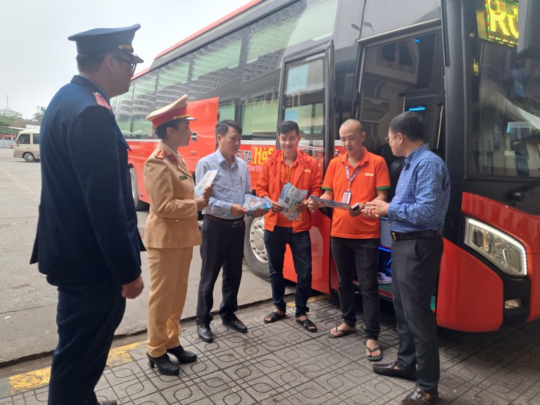 Tuy&ecirc;n truyền đảm bảo ATGT ở c&aacute;c bến xe dịp cao điểm tết Nguy&ecirc;n đ&aacute;n- Ảnh 1.