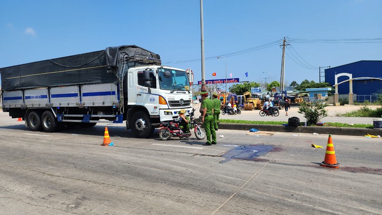 Xe &ocirc; t&ocirc; tải t&ocirc;ng xe đạp điện l&agrave;m hai học sinh thương vong tr&ecirc;n QL1- Ảnh 1.