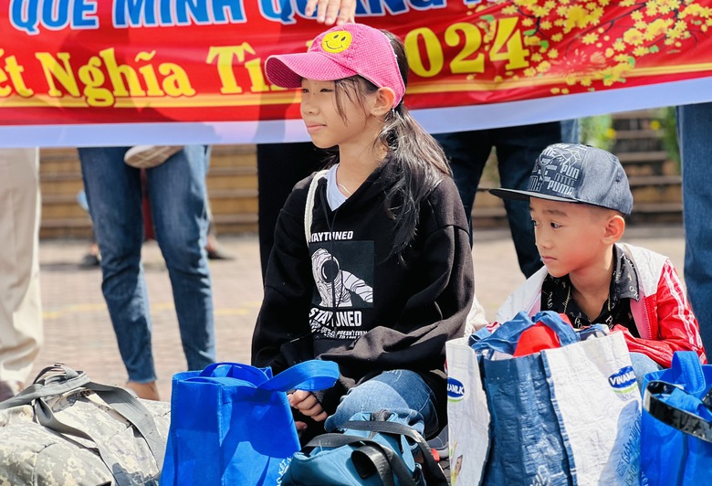 H&agrave;ng trăm người b&aacute;n h&agrave;ng rong, v&eacute; số về qu&ecirc; đ&oacute;n Tết bằng chuyến xe 0 đồng- Ảnh 9.