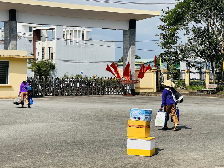 H&agrave;ng trăm người b&aacute;n h&agrave;ng rong, v&eacute; số về qu&ecirc; đ&oacute;n Tết bằng chuyến xe 0 đồng- Ảnh 10.