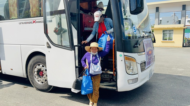 H&agrave;ng trăm người b&aacute;n h&agrave;ng rong, v&eacute; số về qu&ecirc; đ&oacute;n Tết bằng chuyến xe 0 đồng- Ảnh 2.