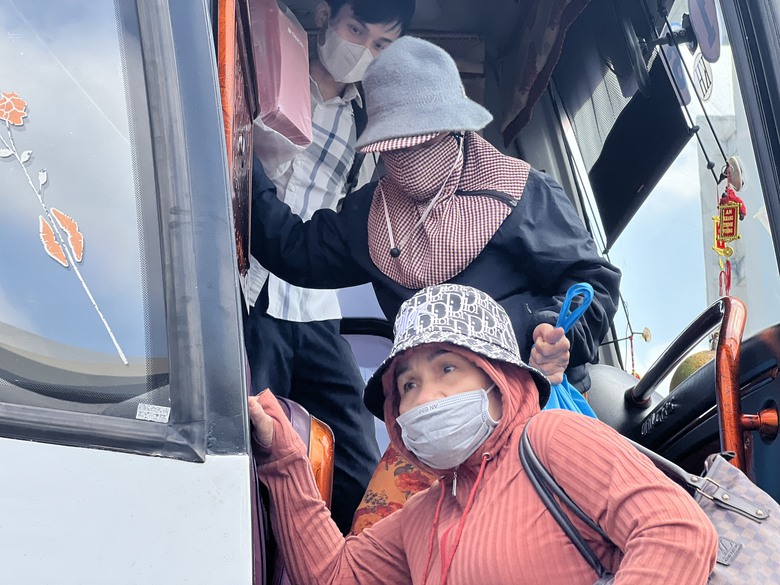 H&agrave;ng trăm người b&aacute;n h&agrave;ng rong, v&eacute; số về qu&ecirc; đ&oacute;n Tết bằng chuyến xe 0 đồng- Ảnh 3.