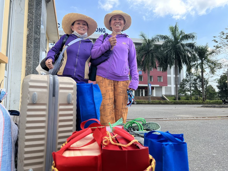 H&agrave;ng trăm người b&aacute;n h&agrave;ng rong, v&eacute; số về qu&ecirc; đ&oacute;n Tết bằng chuyến xe 0 đồng- Ảnh 6.