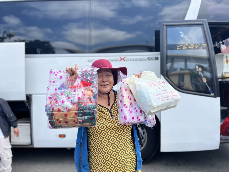 H&agrave;ng trăm người b&aacute;n h&agrave;ng rong, v&eacute; số về qu&ecirc; đ&oacute;n Tết bằng chuyến xe 0 đồng- Ảnh 7.