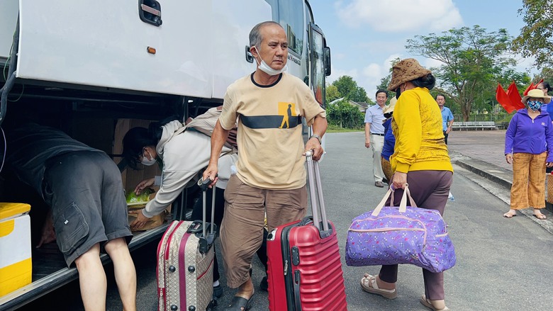 H&agrave;ng trăm người b&aacute;n h&agrave;ng rong, v&eacute; số về qu&ecirc; đ&oacute;n Tết bằng chuyến xe 0 đồng- Ảnh 8.