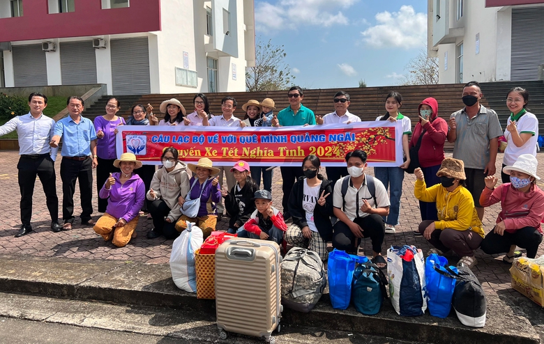 H&agrave;ng trăm người b&aacute;n h&agrave;ng rong, v&eacute; số về qu&ecirc; đ&oacute;n Tết bằng chuyến xe 0 đồng- Ảnh 1.