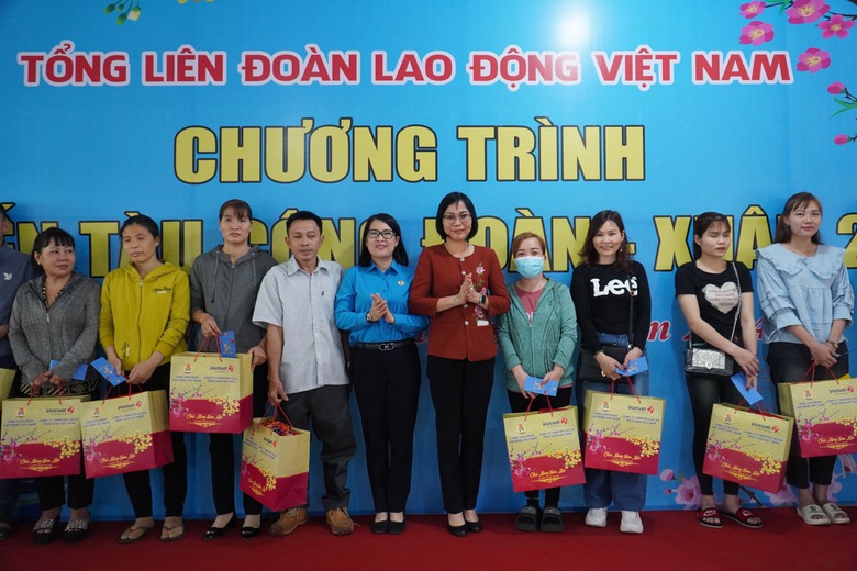 Chuyến t&agrave;u nghĩa t&igrave;nh đưa 208 người con xa qu&ecirc; về miền Trung, miền Bắc ng&agrave;y 27 Tết- Ảnh 3.