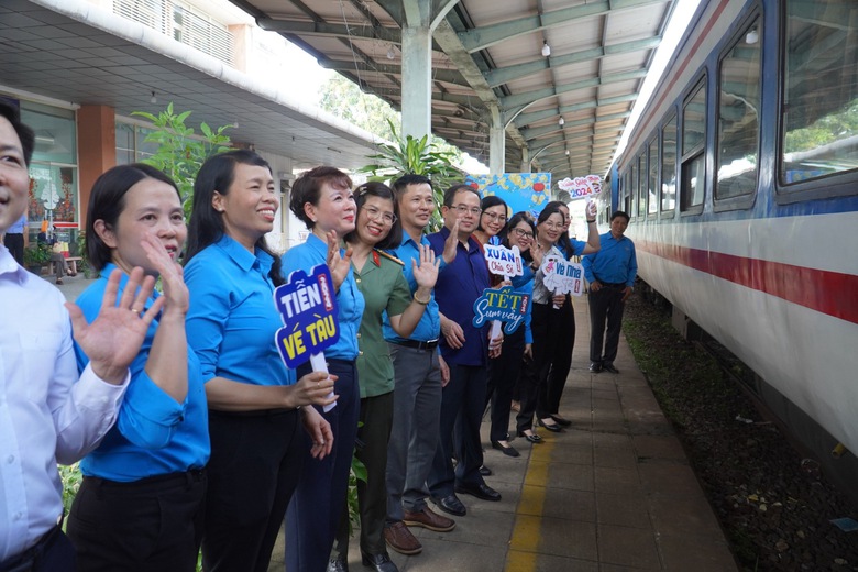 Chuyến t&agrave;u nghĩa t&igrave;nh đưa 208 người con xa qu&ecirc; về miền Trung, miền Bắc ng&agrave;y 27 Tết- Ảnh 2.