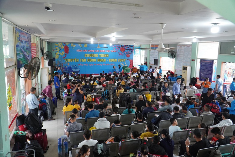 Chuyến t&agrave;u nghĩa t&igrave;nh đưa 208 người con xa qu&ecirc; về miền Trung, miền Bắc ng&agrave;y 27 Tết- Ảnh 1.