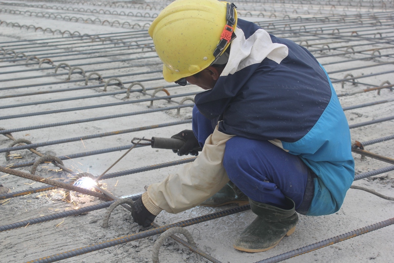 Cận Tết: C&ocirc;ng trường cao tốc Bắc - Nam qua H&agrave; Tĩnh vẫn rộn tiếng m&aacute;y- Ảnh 4.