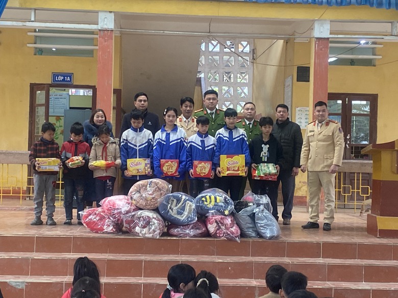 CSGT c&ugrave;ng ch&iacute;nh quyền chung tay lo Tết cho người ngh&egrave;o ở Y&ecirc;n B&aacute;i- Ảnh 1.