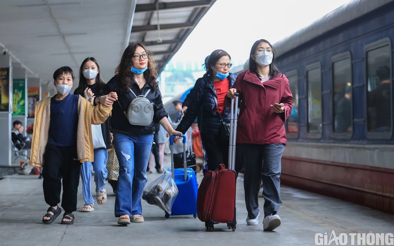 Ga H&agrave; Nội đ&ocirc;ng nghẹt kh&aacute;ch ng&agrave;y cuối trước kỳ nghỉ Tết