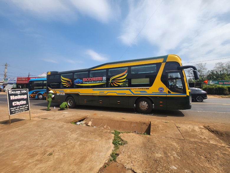 B&eacute; g&aacute;i 3 tuổi bị xe kh&aacute;ch c&aacute;n tử vong, bố &ocirc;m thi thể con g&agrave;o kh&oacute;c- Ảnh 2.