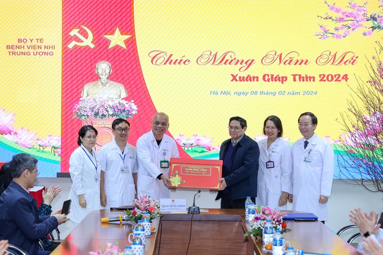 Thủ tướng x&uacute;c động, chia sẻ với c&aacute;c b&aacute;c sĩ bệnh nh&acirc;n phải l&agrave;m việc, điều trị xuy&ecirc;n Tết - Ảnh 11.