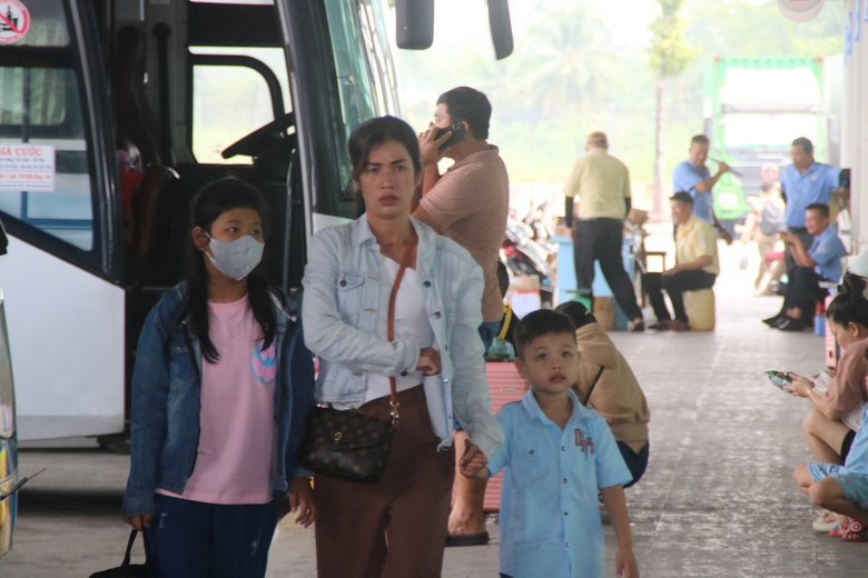 Cần Thơ: Kh&aacute;ch đến bến xe khi&ecirc;m tốn trong ng&agrave;y 29 Tết- Ảnh 7.