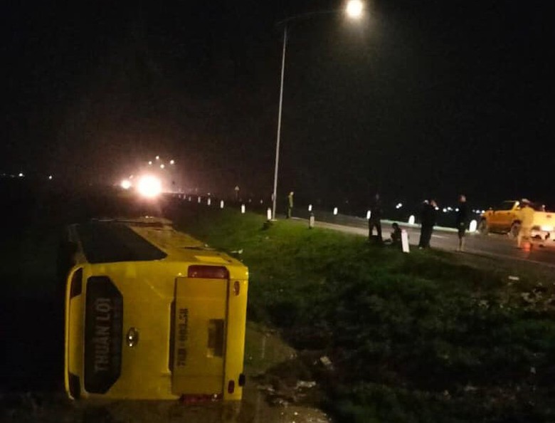 Xe kh&aacute;ch giường nằm lao xuống ruộng, lật nghi&ecirc;ng sau c&uacute; va chạm &ocirc; t&ocirc; con ở Quảng Trị- Ảnh 1.