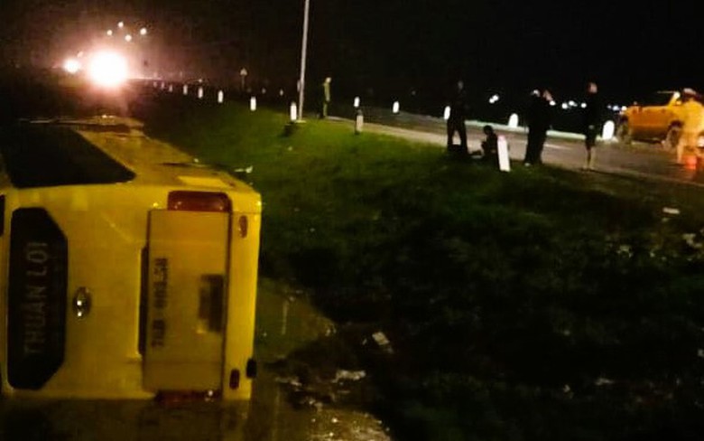 Xe giường nằm chở 39 kh&aacute;ch lao xuống ruộng, lật nghi&ecirc;ng sau va chạm xe 4 chỗ ở Quảng Trị