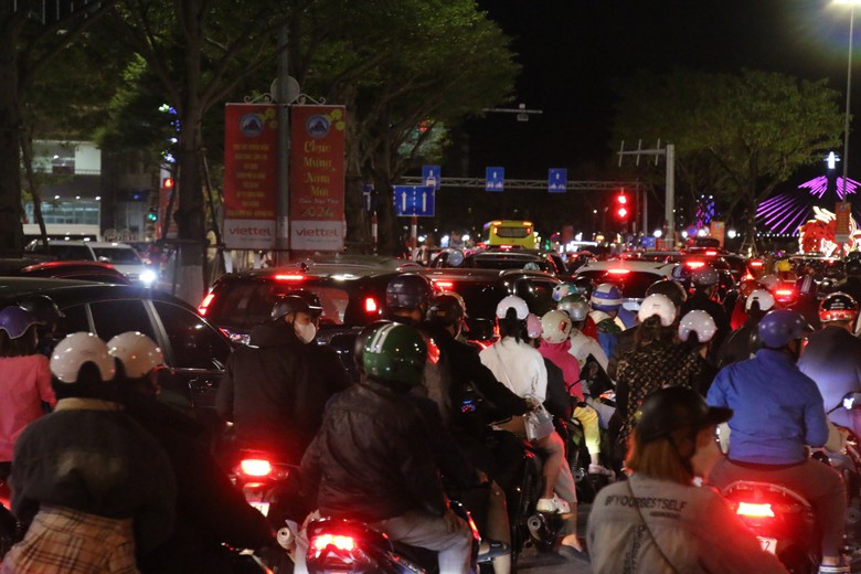 Biển người xuống phố Đ&agrave; Nẵng xem linh vật rồng phun lửa đ&oacute;n giao thừa- Ảnh 6.