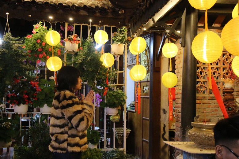 Biển người xuống phố Đ&agrave; Nẵng xem linh vật rồng phun lửa đ&oacute;n giao thừa- Ảnh 8.