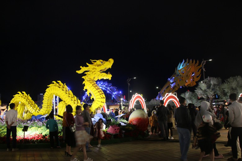Biển người xuống phố Đ&agrave; Nẵng xem linh vật rồng phun lửa đ&oacute;n giao thừa- Ảnh 7.