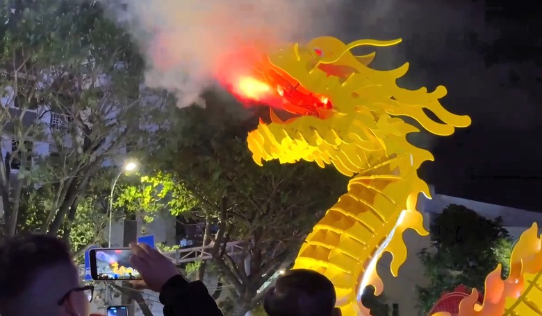 Biển người xuống phố Đ&agrave; Nẵng xem linh vật rồng phun lửa đ&oacute;n giao thừa- Ảnh 5.