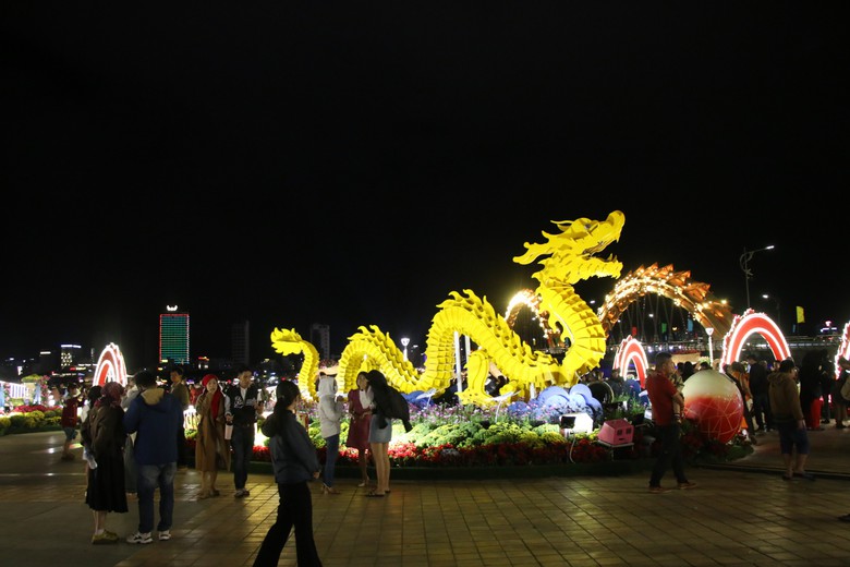 Biển người xuống phố Đ&agrave; Nẵng xem linh vật rồng phun lửa đ&oacute;n giao thừa- Ảnh 4.