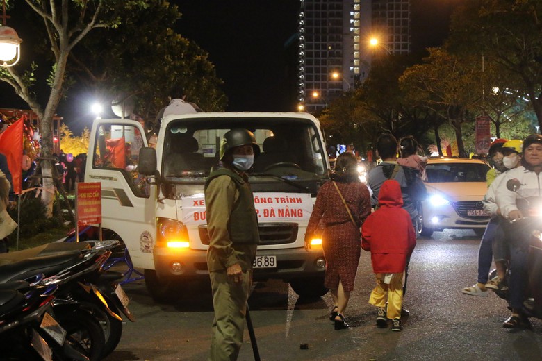 Biển người xuống phố Đ&agrave; Nẵng xem linh vật rồng phun lửa đ&oacute;n giao thừa- Ảnh 10.