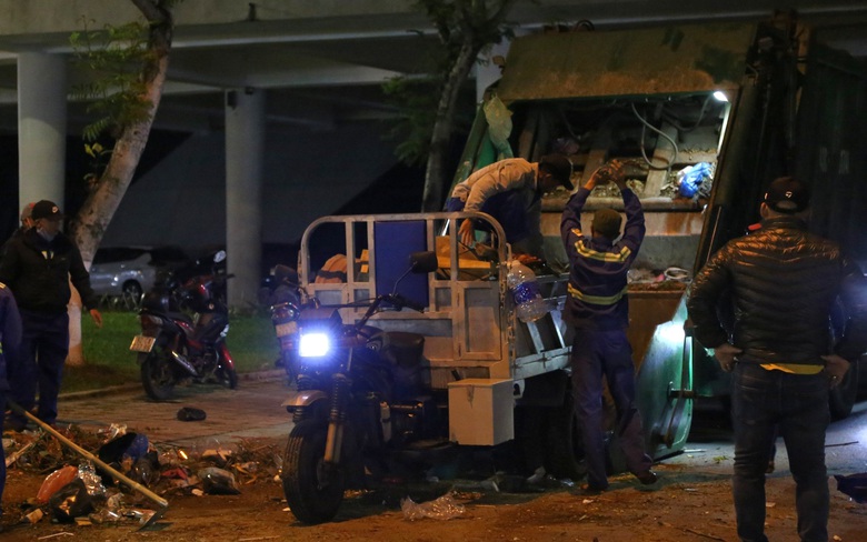 Biển người xuống phố Đ&agrave; Nẵng xem linh vật rồng phun lửa đ&oacute;n giao thừa- Ảnh 9.