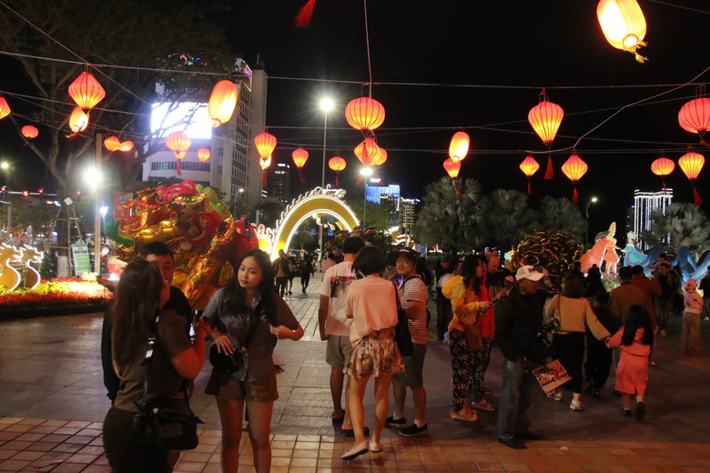 Biển người xuống phố Đ&agrave; Nẵng xem linh vật rồng phun lửa đ&oacute;n giao thừa- Ảnh 3.