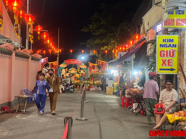 Người d&acirc;n Đồng Nai n&ocirc; nức đi lễ ch&ugrave;a đầu năm- Ảnh 1.