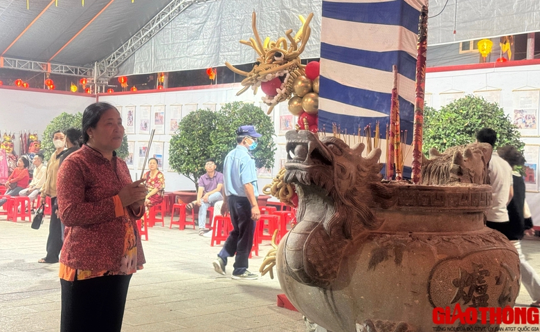 Người d&acirc;n Đồng Nai n&ocirc; nức đi lễ ch&ugrave;a đầu năm- Ảnh 2.